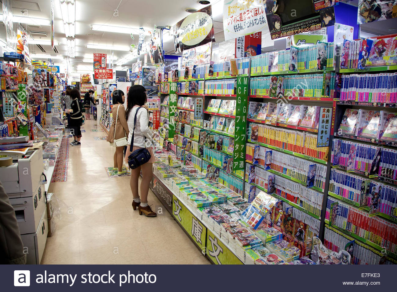 shop-selling-japanese-manga-and-anime-cartoons-magazines-books-youth-E7FKE3