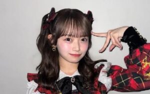 Nữ Idol nhóm AKB48 bị đuổi khỏi nhóm vì lộ ảnh nắm tay Fan Nam,tố ngược Cty chủ quản ép cạo trọc đầu để thể hiện sự hối lỗi. News