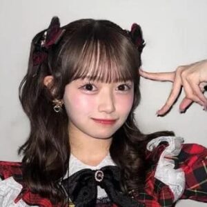 Nữ Idol nhóm AKB48 bị đuổi khỏi nhóm vì lộ ảnh nắm tay Fan Nam,tố ngược Cty chủ quản ép cạo trọc đầu để thể hiện sự hối lỗi. News